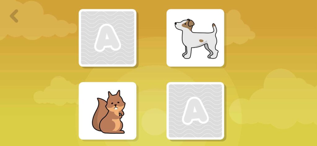Captura de tela do jogo da memória do ALPA Kids — quatro cartas (cachorro, esquilo e duas cartas cobertas com a letra "A") em fundo amarelo, ajudando a criança a desenvolver memória e atenção
