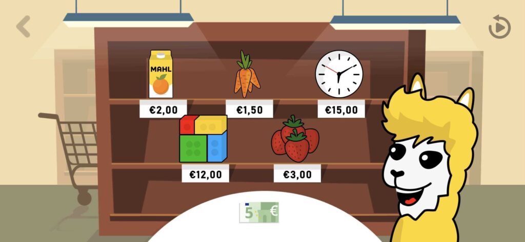 ALPA Kids apsipirkimo žaidimo ekrano nuotrauka — lentyna su prekėmis ir kainomis (sultys, morkos, laikrodis, kaladėlės, braškės) bei 5 eurų banknotas, su ALPA maskotu, padedančiu vaikui išmokti skaičiuoti pinigus ir pirmuosius finansinio raštingumo įgūdžius